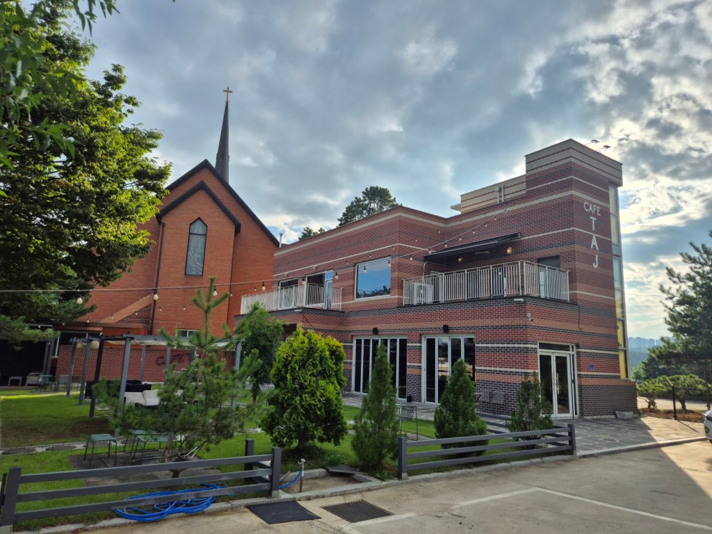 Cafe TAJ Pyeongtaek: Brick Garden Cafe & Pet Policy&nbsp;Guide
